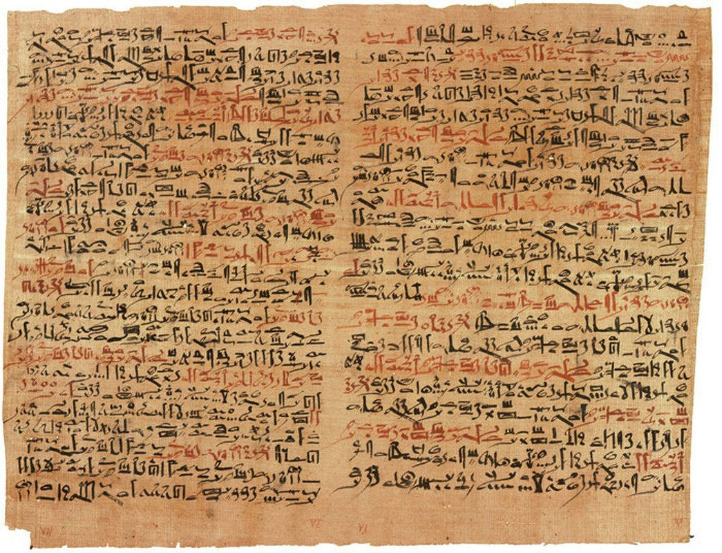 Ngoài thành tựu nổi bật trong lĩnh vực kiến trúc, tể tướng Imhotep còn ghi dấu ấn trong lĩnh vực y tế. Ông được cho là tác giả của "Edwin Smith Paccorus" - văn bản y tế của Ai Cập, chứa gần 100 thuật ngữ giải phẫu và mô tả 48 vết thương và cách điều trị của chúng. Tài liệu này được ông đúc kết sau nhiều năm khám, chữa bệnh cho người dân, binh sĩ...