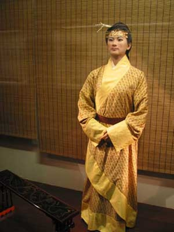 Sau khi qua đời, thi hài Tân Truy phu nhân được bọc trong 18 lớp lụa và vải lanh, đặt trong 4 chiếc quan tài lồng vào nhau theo kích thước giảm dần trước khi chôn cất trong ngôi mộ.