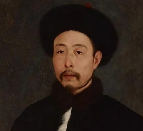 Khi xem 2 bức tranh của họa sĩ Giuseppe, mọi người nhận thấy vua Càn Long có gương mặt gầy, mắt nhỏ, mũi thẳng, môi hơi dày, vẻ mặt uy nghiêm và ánh mắt sắc bén.