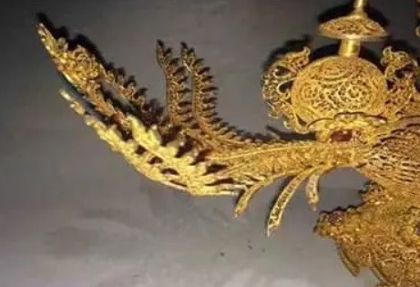 Vậy nên, ông mang con chim phượng hoàng bằng vàng về nhà. Thông tin về việc tìm được báu vật quý giá trong ngôi mộ cổ nhanh chóng lan khắp làng.