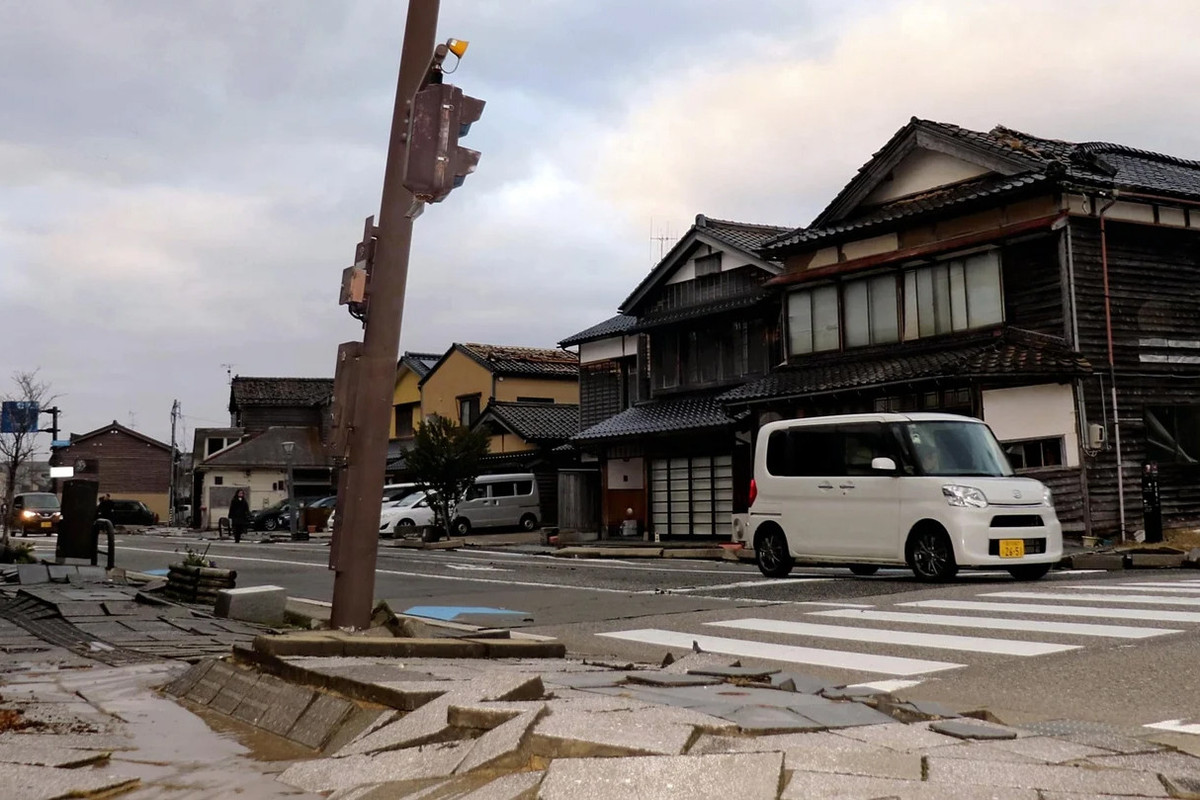 Sau khi xảy ra trận động đất mạnh 7,6 độ richter, người dân đã đăng tải một số hình ảnh, video về sự xuất hiện của ánh sáng lạ. Ánh sáng này xuất hiện trước khi Nhật Bản hứng chịu trận động đất kinh hoàng.