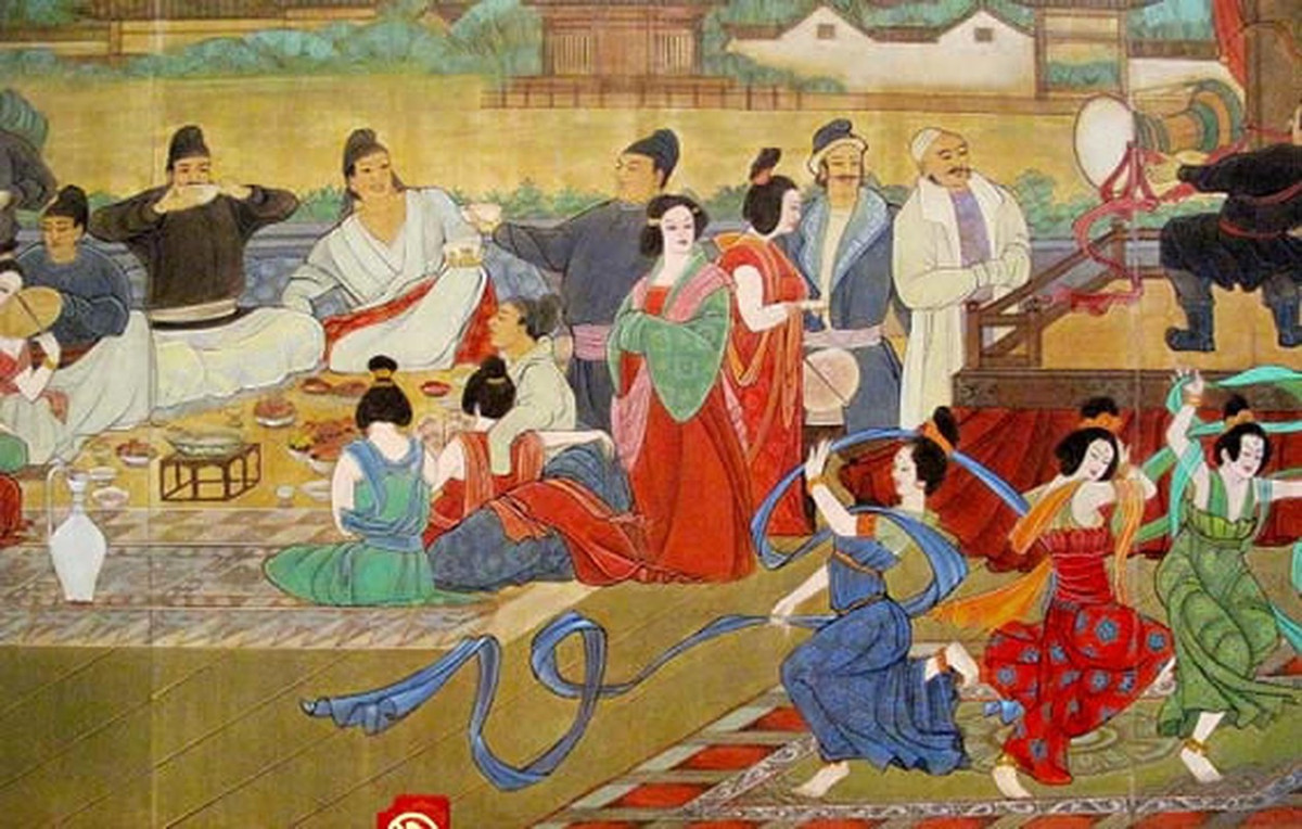 Từ những món ăn được phát hiện trong mộ cổ, các chuyên gia suy đoán chủ nhân ngôi mộ có thể xuất thân từ tầng lớp giàu có. Người xưa hy vọng rằng người chết sẽ có cuộc sống sung túc, giàu có ở thế giới bên kia nên tùy táng cùng nhiều đồ giá trị, thức ăn, quần áo... mà lúc sống họ yêu thích.