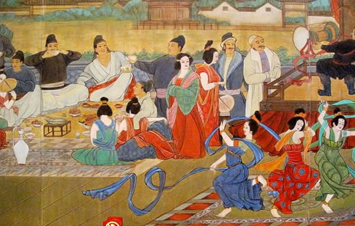 Từ những món ăn được phát hiện trong mộ cổ, các chuyên gia suy đoán chủ nhân ngôi mộ có thể xuất thân từ tầng lớp giàu có. Người xưa hy vọng rằng người chết sẽ có cuộc sống sung túc, giàu có ở thế giới bên kia nên tùy táng cùng nhiều đồ giá trị, thức ăn, quần áo... mà lúc sống họ yêu thích.