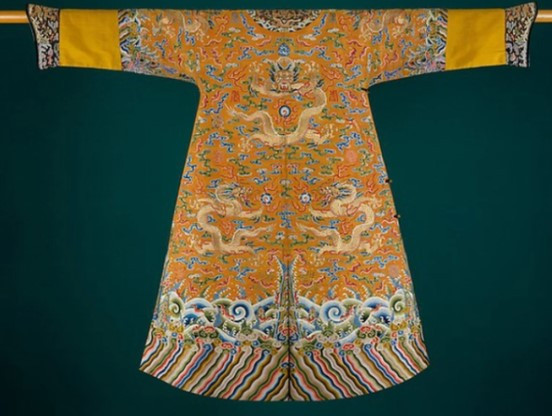 Thêm nữa, long bào có những hoa văn khác như văn phụng, văn mẫu đơn phú quý, văn ngọc tỉ, ở quanh văn rồng còn có văn mây ngũ sắc, văn dơi đỏ, văn thập nhị chương (nhật, nguyệt, tinh thần, sơn, long, hoa trùng, tông di, tảo, hỏa, phấn mễ, phủ, phất) tượng trưng cho điềm lành. Mây ngũ sắc tượng trưng cho may mắn và văn dơi màu đỏ là tượng trưng cho “phúc lớn”. Đó là những hoa văn trang trí không thể thiếu trên long bào.