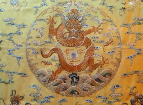 Ngoài 9 con rồng trên, long bào của hoàng đế còn được thêu những hình rồng nhỏ ở cổ áo, eo và cổ tay áo. Nhiều đường uốn lượn dưới long bào được gọi là “chân nước”. Trên chân nước thêu rất nhiều gợn sóng cuồn cuộn, báu vật đá dựng đứng gọi là “hải thủy giang nhai”, không chỉ tượng trưng cho may mắn bất tận mà còn hàm nghĩa “thống nhất giang sơn”, “mãi mãi thái bình”.