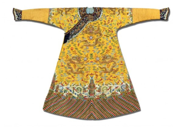 Do là trang phục đặc biệt dành riêng cho hoàng đế nên người xưa mất khoảng 3 năm để hoàn thành một bộ long bào. Triều đình có bộ phận chuyên trách may long bào cho nhà vua.