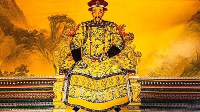 Theo các nhà nghiên cứu, chỉ riêng khâu thêu hoa văn hình rồng và các họa tiết trên long bào đã cần đến 500 thợ thủ công, thợ thêu có tay nghề giỏi nhất làm việc liên tục trong 3 năm.