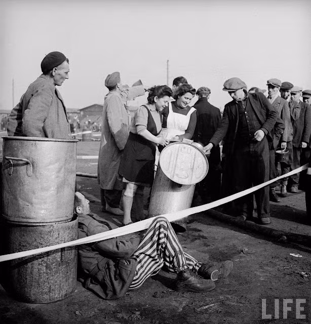 Binh sĩ quân Đồng minh phân phát thức ăn cho mọi người trong trại Bergen-Belsen.