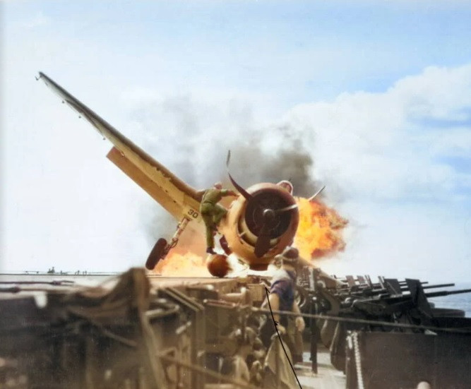 Máy bay F6F của Mỹ gặp sự cố khi hạ cánh trên tàu USS Enterprise sau khi thực hiện cuộc tấn công ở đảo Makin, Thái Bình Dương năm 1943. May mắn là phi công lái máy bay F6F thoát thân an toàn.