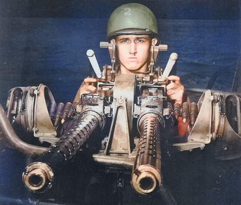 Một xạ thủ Mỹ sử dụng súng máy tác chiến gần New Guinea vào tháng 7/1943.