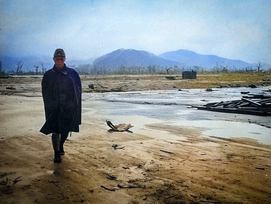 Một binh sĩ Nhật Bản đi qua một khu vực ở Hiroshima sau khi thành phố này trúng bom nguyên tử. Cả một khu vực rộng lớn ở Hiroshima gần như bị san thành bình địa.