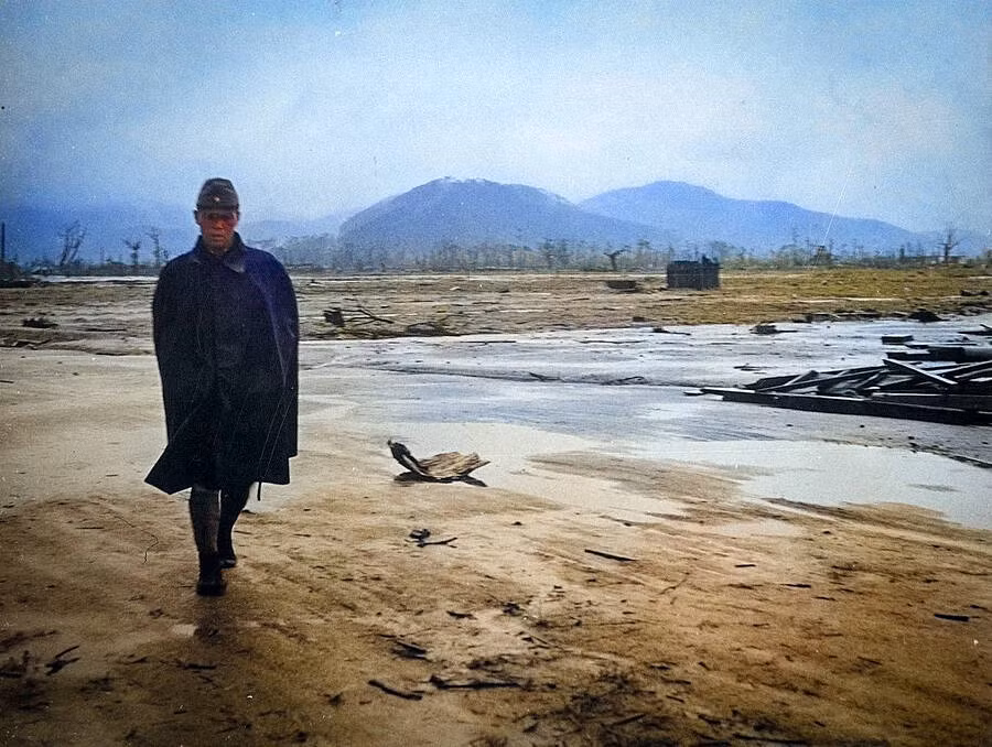 Một binh sĩ Nhật Bản đi qua một khu vực ở Hiroshima sau khi thành phố này trúng bom nguyên tử. Cả một khu vực rộng lớn ở Hiroshima gần như bị san thành bình địa.