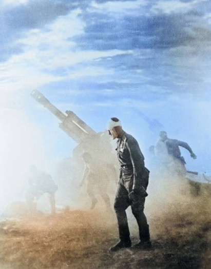 Một đơn vị pháo binh của Liên Xô chiến đấu tại mặt trận phía Đông trong Chiến tranh thế giới 2. Một người lính Liên Xô bị thương ở đầu cùng đồng đội kề vai tác chiến.