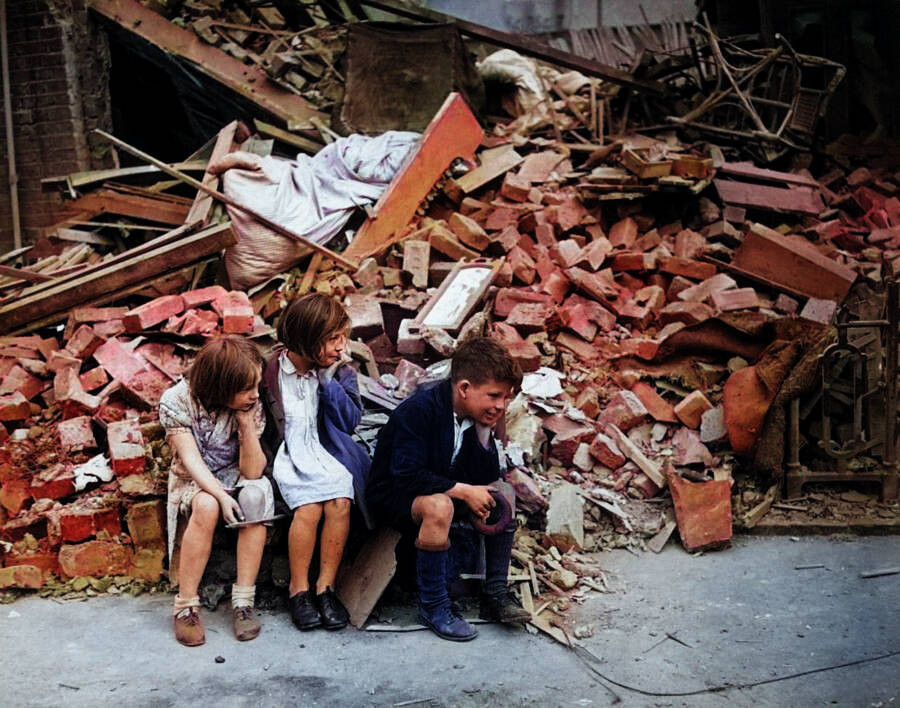 Nhiều trẻ em ở London, Anh trở thành trẻ mồ côi, mất nhà cửa do phát xít Đức đánh bom suốt nhiều ngày đêm trong giai đoạn năm 1940 - 1941.