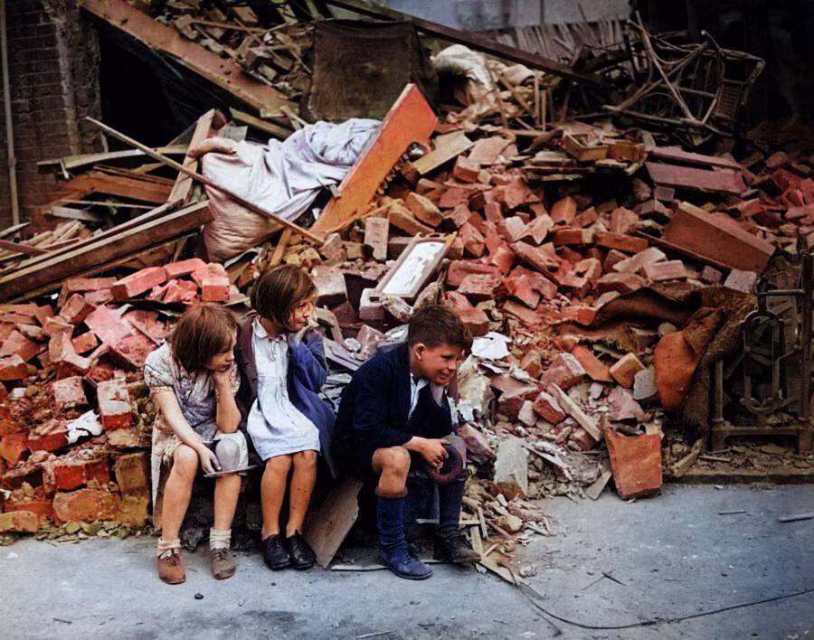Nhiều trẻ em ở London, Anh trở thành trẻ mồ côi, mất nhà cửa do phát xít Đức đánh bom suốt nhiều ngày đêm trong giai đoạn năm 1940 - 1941.
