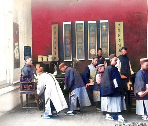 Những công tử con nhà giàu lễ phép cúi đầu chào thầy giáo trước khi tan học.