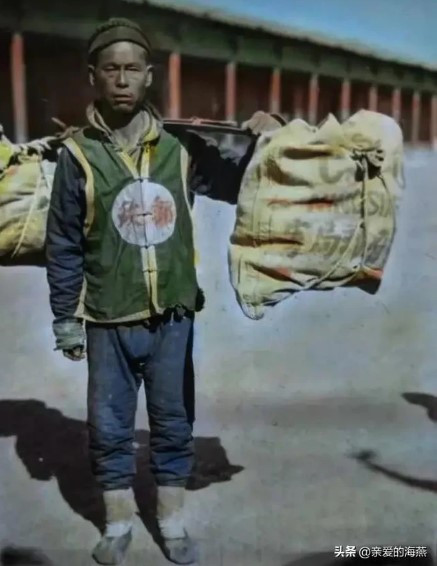 Một người đàn ông mặc đồng phục chuyên làm nhiệm vụ gánh hàng giao tới địa chỉ của khách. Nhiều người nói đùa đây là một trong những shipper sớm nhất ở Trung Quốc.