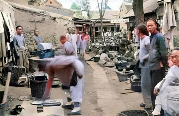 Nhờ AI, các chuyên gia phục dựng thành công bức ảnh chụp cuộc sống nhộn nhịp của người dân thời nhà Thanh tại một con phố buôn bán nhiều mặt hàng ở Tế Nam, Sơn Đông, Trung Quốc. Họ có dung mạo khá bình thường, thậm chí có phần "kém sắc".