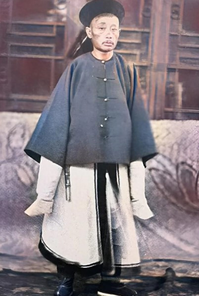 Khác với vẻ ngoài khôi ngô tuấn tú như trong phim ảnh, đại nội thị vệ nhà Thanh trong ảnh phục dựng bằng AI không có gương mặt ưa nhìn, thậm chí hơi lùn.