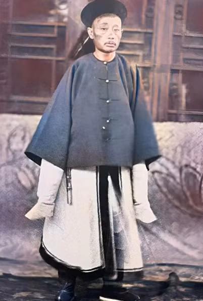 Khác với vẻ ngoài khôi ngô tuấn tú như trong phim ảnh, đại nội thị vệ nhà Thanh trong ảnh phục dựng bằng AI không có gương mặt ưa nhìn, thậm chí hơi lùn.