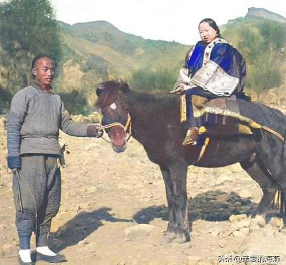 Một tiểu thư con nhà giàu, gương mặt bầu bĩnh, vóc dáng thấp bé cưỡi ngựa đi dạo. Tháp tùng vị tiểu thư là một người hầu trong gia đình.