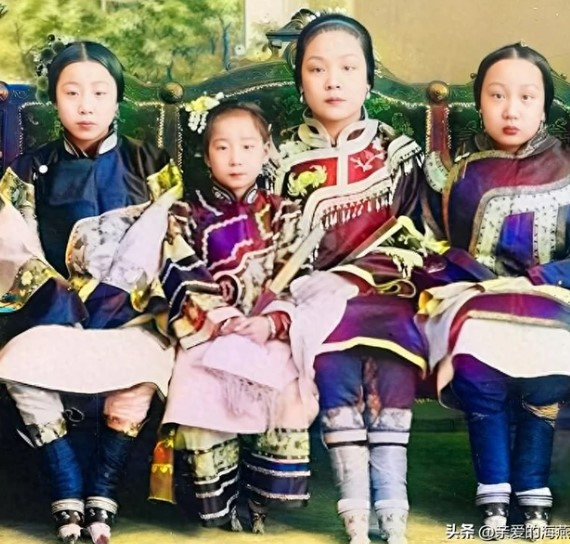 Bốn cô gái ở các độ tuổi khác nhau đều có đôi chân nhỏ xíu do thực hiện tập tục bó chân đầy đau đớn và nguy hiểm. "Gót sen ba tấc" được coi là một tiêu chuẩn vẻ đẹp dành cho nữ giới thời nhà Thanh.