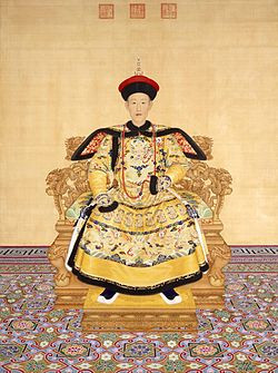 Càn Long (1711 - 1799) là hoàng đế thứ sáu của nhà Thanh và là vị vua sống thọ nhất trong lịch sử phong kiến Trung Quốc. Trong nhiều tranh vẽ và phim ảnh, vua Càn Long được khắc họa có dung mạo oai phong lẫm liệt, khôi ngô tuấn tú.