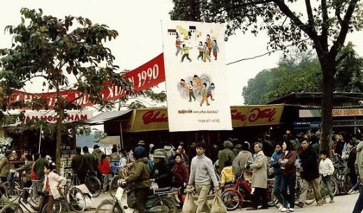 Một khu chợ sầm uất, náo nhiệt dịp Tết Nguyên đán 1990.