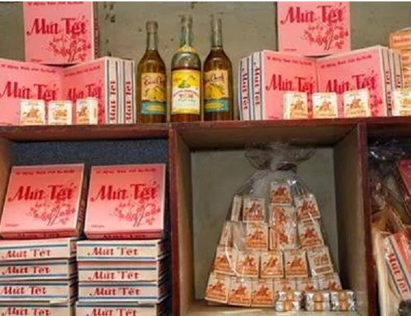 Một cửa hàng bán mứt Tết, rượu, thuốc lá.
