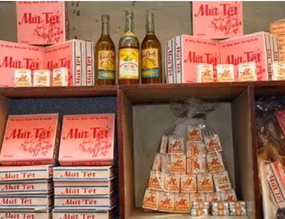 Một cửa hàng bán mứt Tết, rượu, thuốc lá.