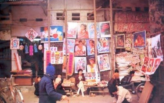 Vào dịp Tết, nhiều gia đình người Việt mua tranh, lịch, câu đối... về treo trong nhà.