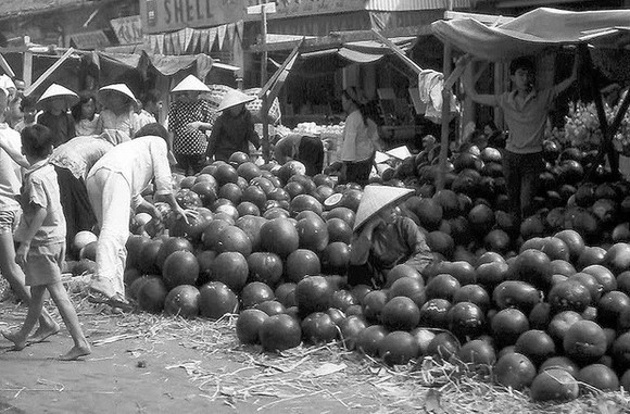 Các nhiếp ảnh gia đã chụp được nhiều bức ảnh ghi dấu những khoảnh khắc đời thường, giản dị của người dân Việt Nam đón Tết Nguyên đán cách đây gần 70 năm. Trong ảnh là khu bán dưa hấu trong một phiên chợ dịp Tết ở miền Nam Việt Nam những năm 1969 - 1970.