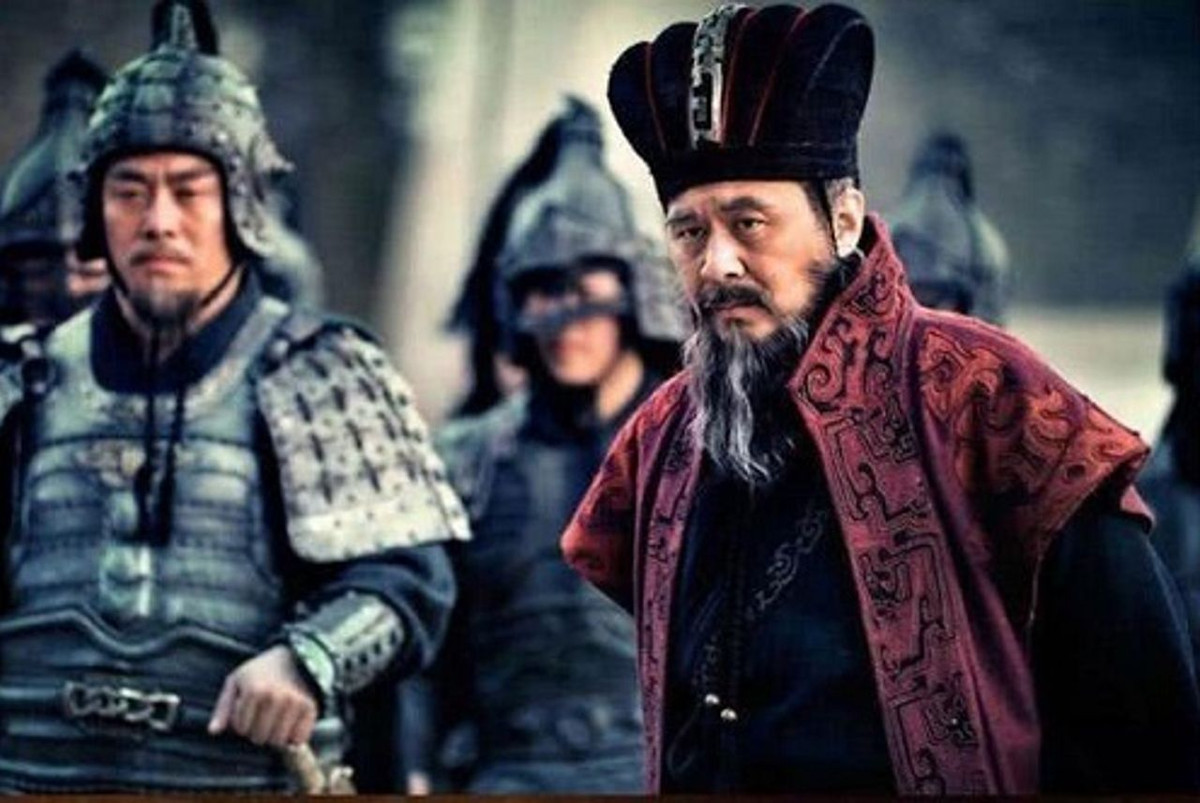 Theo sử gia Trần Thọ, Tào Chương, tự Tử Văn, là con trai thứ hai của Tào Tháo và Biện phu nhân. Trong số những người con của Tào Tháo, Tào Chương không chỉ thông minh, có tài năng lực quân sự và võ nghệ giỏi nhất. Với sức khỏe hơn người, mãnh tướng này có thể tay không hạ được mãnh thú. Nếu Tào Chương đơn đấu với Hứa Chử hay Điển Vi thì sẽ bất phân thắng bại.