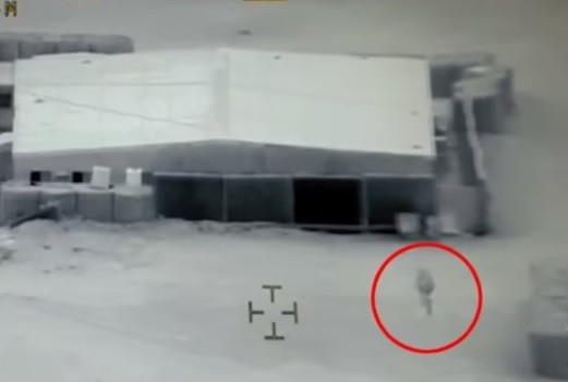 Theo ông Concoski, khi làm nhiệm vụ tại căn cứ của Mỹ tại Iraq vào năm 2018, ông đã vài lần nhìn thấy vật thể lạ bí ẩn có hình con sứa nghi là UFO trên bầu trời vào ban đêm.