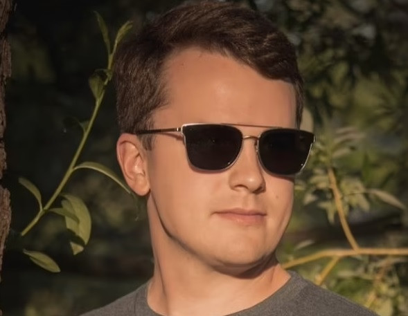 Michael Concoski, cựu nhà phân tích tình báo của Thủy quân lục chiến Mỹ, đang trở thành tâm điểm thu hút sự chú ý của dư luận khi có tiết lộ về sự xuất hiện của UFO hình con sứa.