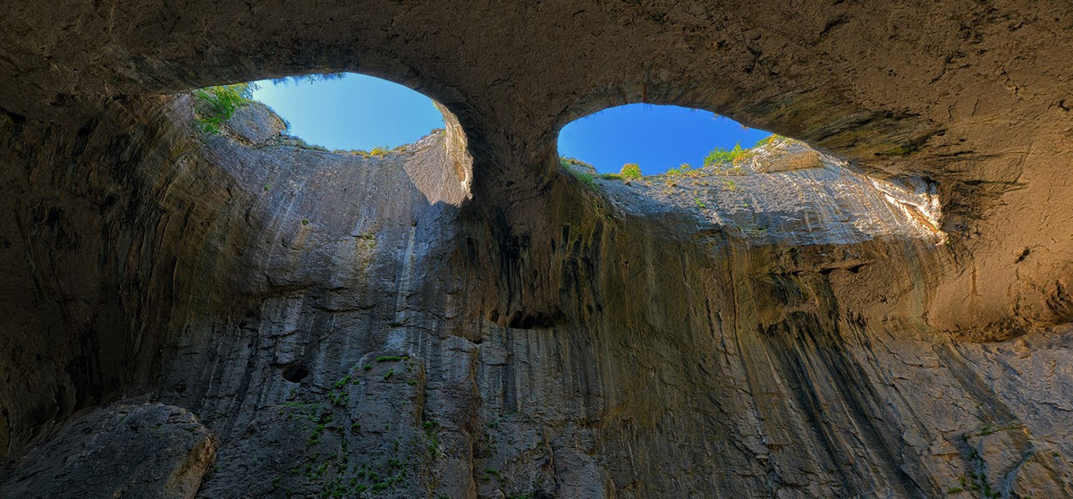 Trong những năm qua, giới khảo cổ nỗ lực tìm kiếm bằng chứng về sự cư trú của con người thời tiền sử tại hang động Prohodna. Qua đó, họ muốn giải mã cuộc sống của người xưa, bao gồm việc họ có thực hiện các nghi lễ tại nơi này hay không.