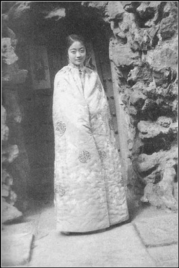 Khi còn nhỏ, hoàng hậu Uyển Dung được cha cho theo học tại một trường của Mỹ ở Thiên Tân, Trung Quốc. Năm 1921, bà được tuyển chọn làm hoàng hậu.