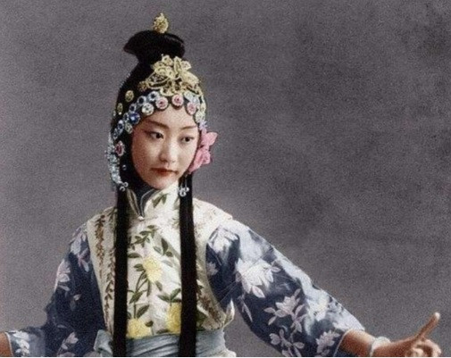 Một mỹ nhân tuyệt sắc khác sống vào cuối thời nhà Thanh là Vương Mẫn Đồng (1913-2003) hay còn có tên Mãn là Hoàn Nhan Lập Đồng Kí. Bà là con gái của Hoàn Nhan Lập Hiền và Cách Cách Ái Tân Giác La Hằng Huệ (cháu gái của Vua Càn Long).