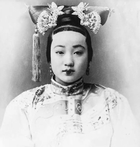 Trân phi hay còn gọi là Khác Thuận Hoàng quý phi (1876 - 1900) là sủng phi của hoàng đế Quang Tự. Mỹ nhân này xuất thân từ Mãn Châu Tương Hồng kỳ Tha Tha Lạp thị và là con vợ lẽ.