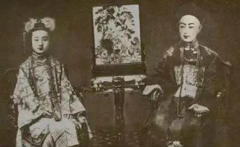 Vào năm Quang Tự thứ 14 (1888), Trân Phi chính thức được nạp vào cung làm phi tần của hoàng đế Quang Tự. Nhan sắc diễm lệ của Trân phi cộng thêm tư tưởng rất phóng khoáng, tính cách hoạt bát lanh lợi, luôn tò mò và hứng thú tìm hiểu những điều mới lạ của phương Tây đã thu hút vua Quang Tự. Do đó, ông hoàng này sủng ái Trân phi hơn cả hoàng hậu.