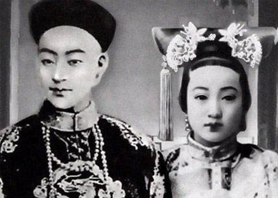 Từ nhỏ, Trân phi đã sinh sống ở Quảng Châu - nơi có người nước ngoài sinh sống. Vì vậy, bà sớm tiếp xúc với nhiều nền văn hóa khác nhau, am hiểu rộng nhiều vấn đề.