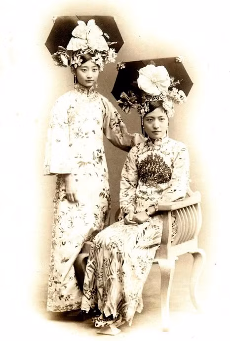 Trong các bức ảnh chụp, Vương Mẫn Đồng gây ấn tượng với gương mặt thanh tú, làn da trắng mịn và có nhiều tài lẻ. Ngay từ khi còn nhỏ, dung mạo của Vương Mẫn Đồng đã nổi bật hơn nhiều thành viên hoàng tộc nhà Thanh. Do đó, bà được mệnh danh cách cách đẹp nhất cuối thời Thanh.