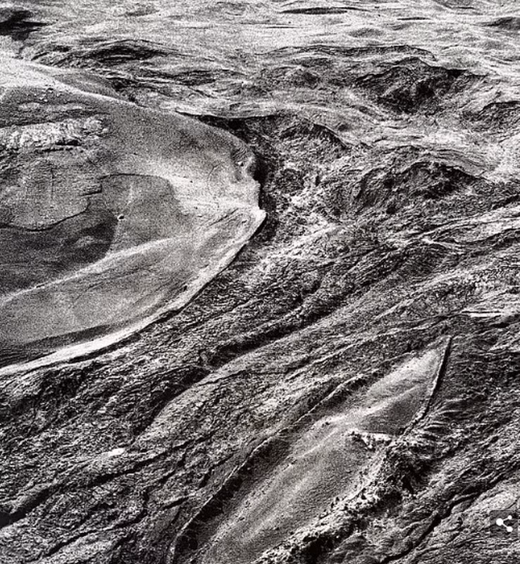 Nhiều nhà nghiên cứu suy đoán, vào hàng ngàn năm trước, con tàu Noah có thể đã bị chôn vùi bên dưới lớp tuyết và tro bụi núi lửa. Vậy nên, việc tìm kiếm con tàu huyền thoại này là một nhiệm vụ vô cùng khó khăn.