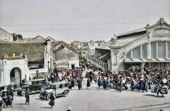 Dòng người tấp nập mua sắm đồ Tết tại một khu chợ ở Hà Nội vào khoảng 100 năm trước.