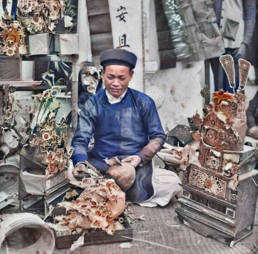 Một nghệ nhân làm đồ thủ công trên phố.