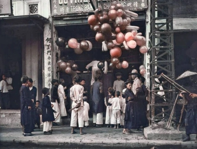 Một cửa hàng ở Hà Nội treo đầy bóng bay thu hút người dân hiếu kỳ.