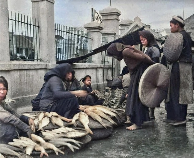 Các bà nội trợ ở Hà Nội mua cá tại một khu chợ.