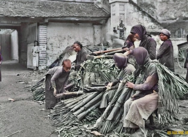 Khu vực bán lá dong gói bánh chưng trong một khu chợ ở Hà Nội.