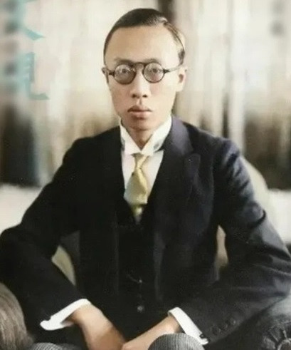 Ái Tân Giác La Phổ Nghi hay còn gọi vua Phổ Nghi (1906 - 1967) là hoàng đế thứ 12 và cũng là cuối cùng của nhà Thanh. Năm 2 tuổi, ông được Từ Hi Thái hậu và các đại thần lựa chọn, đưa vào cung để kế thừa ngai báu do hoàng đế Quang Tự không có con trai nối dõi. Ngày 12/2/1912, vua Phổ Nghi thoái vị sau cuộc Cách mạng Tân Hợi. Theo đó, nhà Thanh sụp đổ, chấm dứt chế độ phong kiến kéo dài hàng trăm năm.