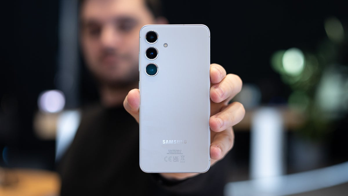 Phó Chủ tịch tiếp thị sản phẩm di động của Samsung - ông Drew Blackard cho biết dòng điện thoại Samsung Galaxy S24 cao cấp là điện thoại thông minh đầu tiên được cung cấp tính năng này.